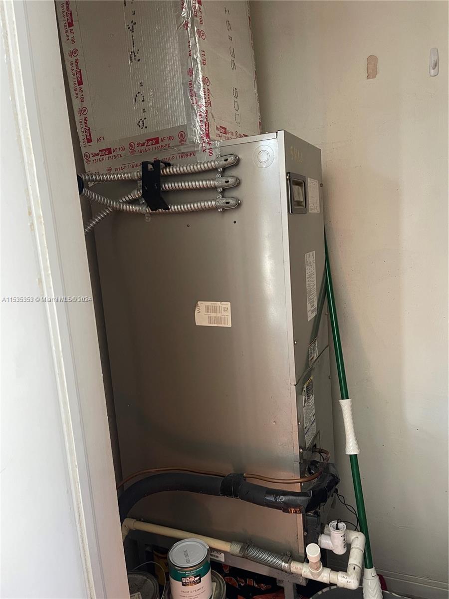 4010 N Meridian Ave 5, Miami Beach, Florida 33140, 2 Bedrooms Bedrooms, ,1 BathroomBathrooms,Residentiallease,For Rent,4010 N Meridian Ave 5,A11535353