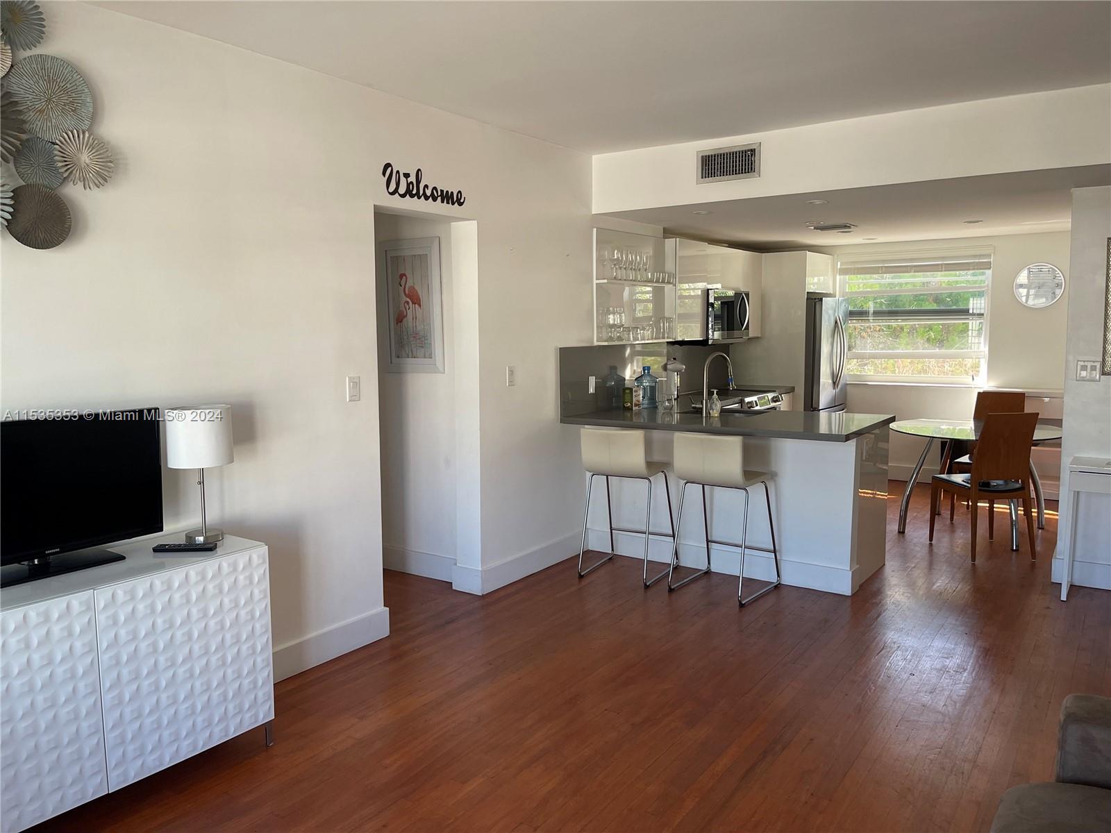 4010 N Meridian Ave 5, Miami Beach, Florida 33140, 2 Bedrooms Bedrooms, ,1 BathroomBathrooms,Residentiallease,For Rent,4010 N Meridian Ave 5,A11535353