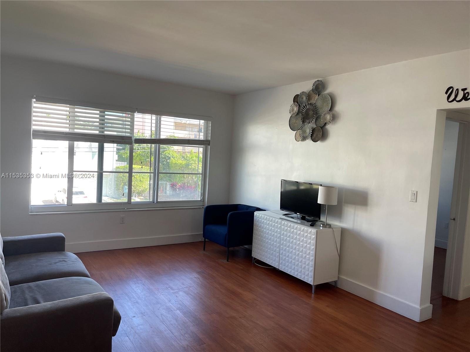 4010 N Meridian Ave 5, Miami Beach, Florida 33140, 2 Bedrooms Bedrooms, ,1 BathroomBathrooms,Residentiallease,For Rent,4010 N Meridian Ave 5,A11535353