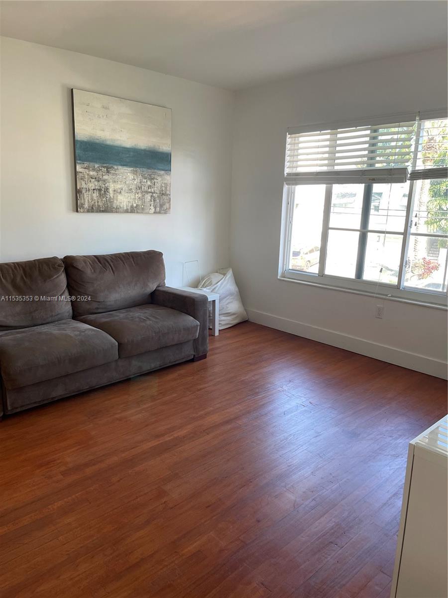 4010 N Meridian Ave 5, Miami Beach, Florida 33140, 2 Bedrooms Bedrooms, ,1 BathroomBathrooms,Residentiallease,For Rent,4010 N Meridian Ave 5,A11535353