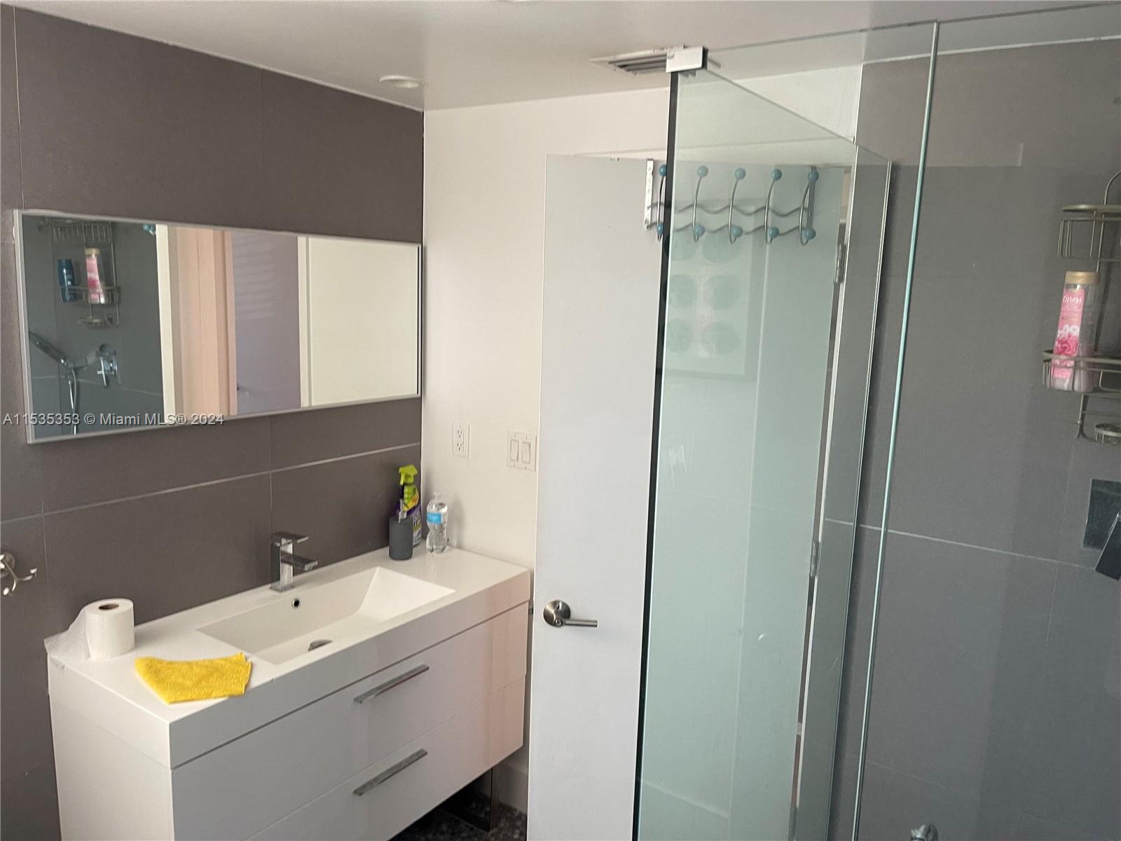 4010 N Meridian Ave 5, Miami Beach, Florida 33140, 2 Bedrooms Bedrooms, ,1 BathroomBathrooms,Residentiallease,For Rent,4010 N Meridian Ave 5,A11535353