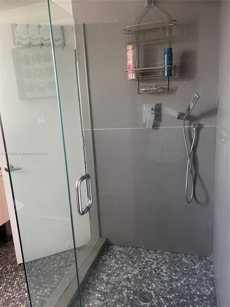 4010 N Meridian Ave 5, Miami Beach, Florida 33140, 2 Bedrooms Bedrooms, ,1 BathroomBathrooms,Residentiallease,For Rent,4010 N Meridian Ave 5,A11535353