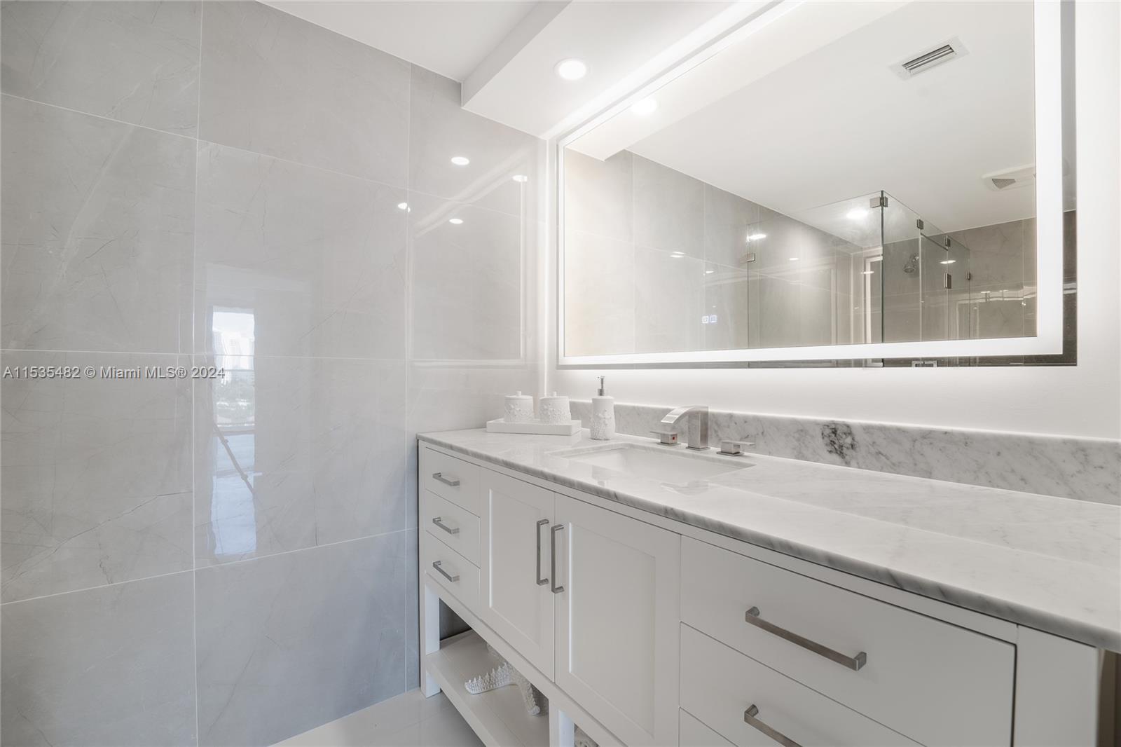 3701 N Country Club Dr 1609, Aventura, Florida 33180, 2 Bedrooms Bedrooms, ,2 BathroomsBathrooms,Residentiallease,For Rent,3701 N Country Club Dr 1609,A11535482