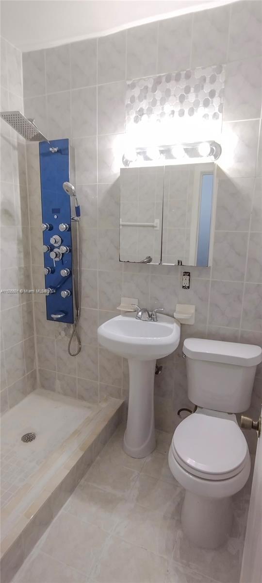 215 30th St 10, Miami Beach, Florida 33140, 1 Bedroom Bedrooms, ,1 BathroomBathrooms,Residentiallease,For Rent,215 30th St 10,A11535501