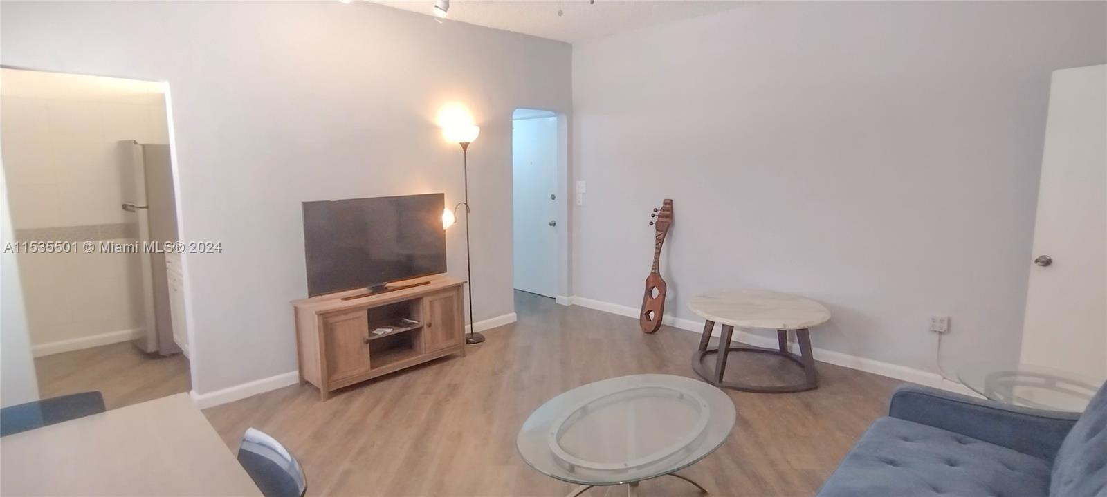 215 30th St 10, Miami Beach, Florida 33140, 1 Bedroom Bedrooms, ,1 BathroomBathrooms,Residentiallease,For Rent,215 30th St 10,A11535501