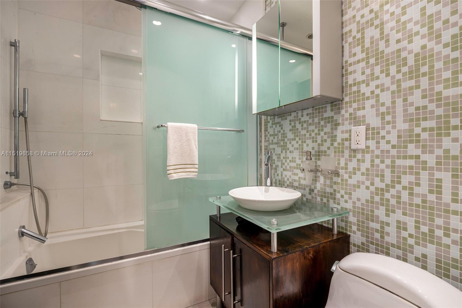 5514 San Vicente St, Coral Gables, Florida 33146, 5 Bedrooms Bedrooms, ,4 BathroomsBathrooms,Residential,For Sale,5514 San Vicente St,A11519858