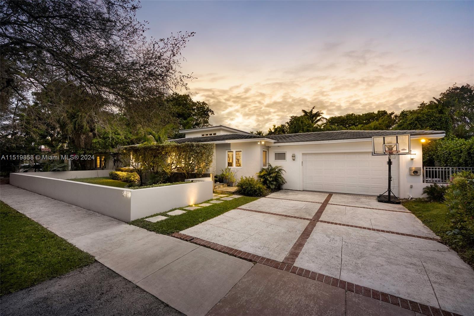 5514 San Vicente St, Coral Gables, Florida 33146, 5 Bedrooms Bedrooms, ,4 BathroomsBathrooms,Residential,For Sale,5514 San Vicente St,A11519858