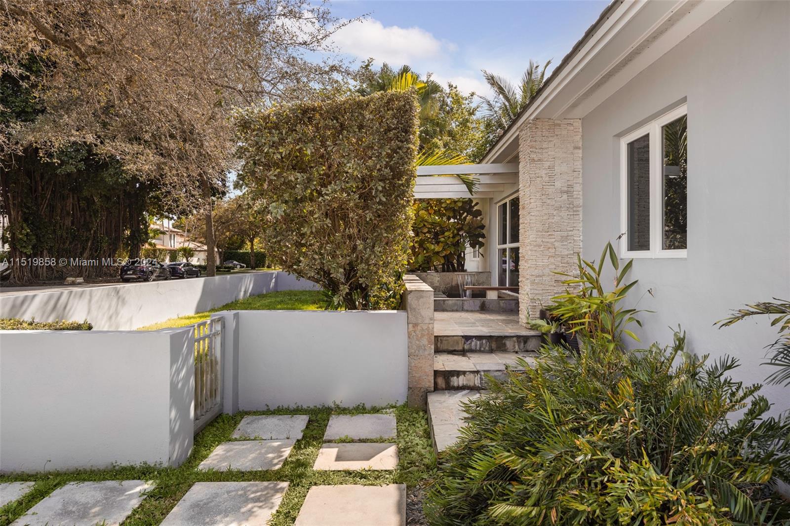 5514 San Vicente St, Coral Gables, Florida 33146, 5 Bedrooms Bedrooms, ,4 BathroomsBathrooms,Residential,For Sale,5514 San Vicente St,A11519858