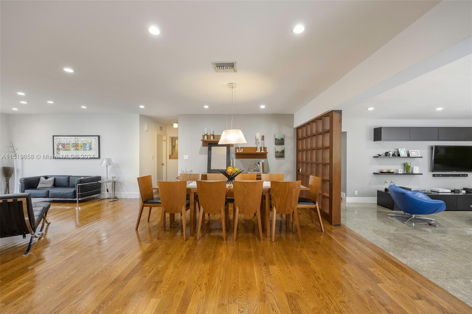 5514 San Vicente St, Coral Gables, Florida 33146, 5 Bedrooms Bedrooms, ,4 BathroomsBathrooms,Residential,For Sale,5514 San Vicente St,A11519858