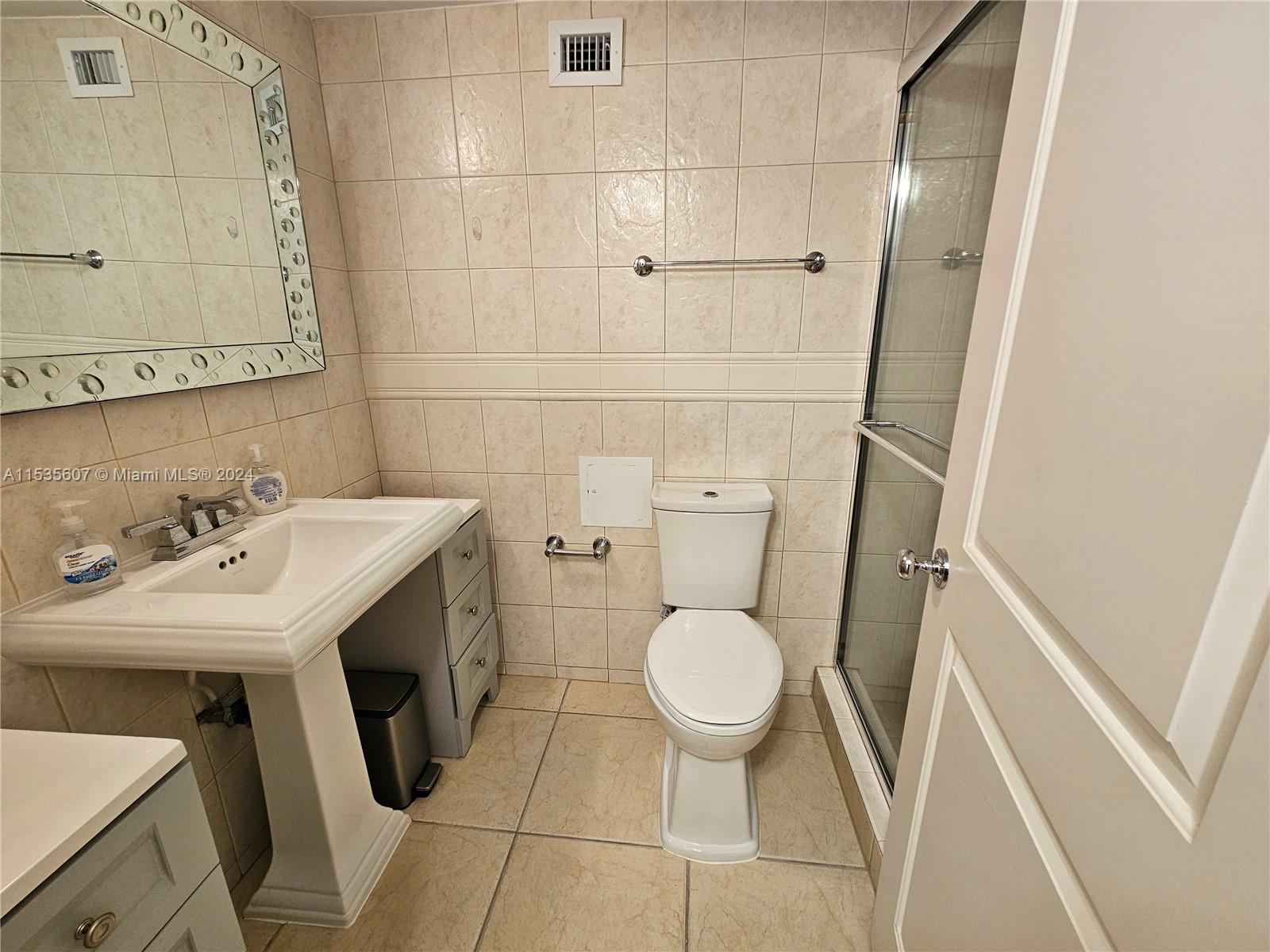 6039 Collins Ave 433, Miami Beach, Florida 33140, 2 Bedrooms Bedrooms, ,2 BathroomsBathrooms,Residentiallease,For Rent,6039 Collins Ave 433,A11535607