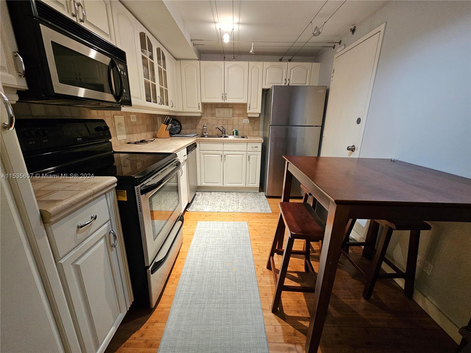 6039 Collins Ave 433, Miami Beach, Florida 33140, 2 Bedrooms Bedrooms, ,2 BathroomsBathrooms,Residentiallease,For Rent,6039 Collins Ave 433,A11535607