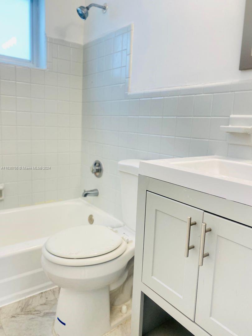 7291 Gary Ave 8, Miami Beach, Florida 33141, 1 Bedroom Bedrooms, ,1 BathroomBathrooms,Residentiallease,For Rent,7291 Gary Ave 8,A11535766