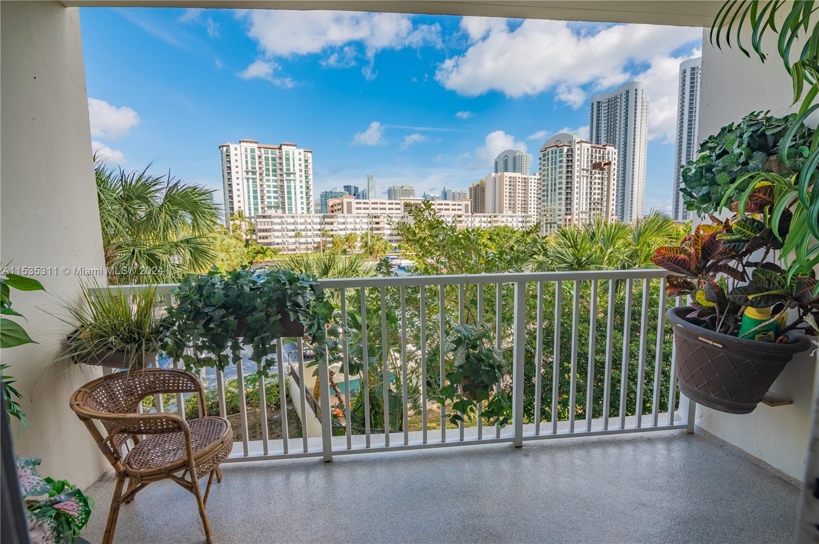 300 Bayview Dr, Sunny Isles Beach, FL, 33160 United States, 1 Bedroom Bedrooms, ,1 BathroomBathrooms,Residential,For Sale,Bayview Dr,A11535311