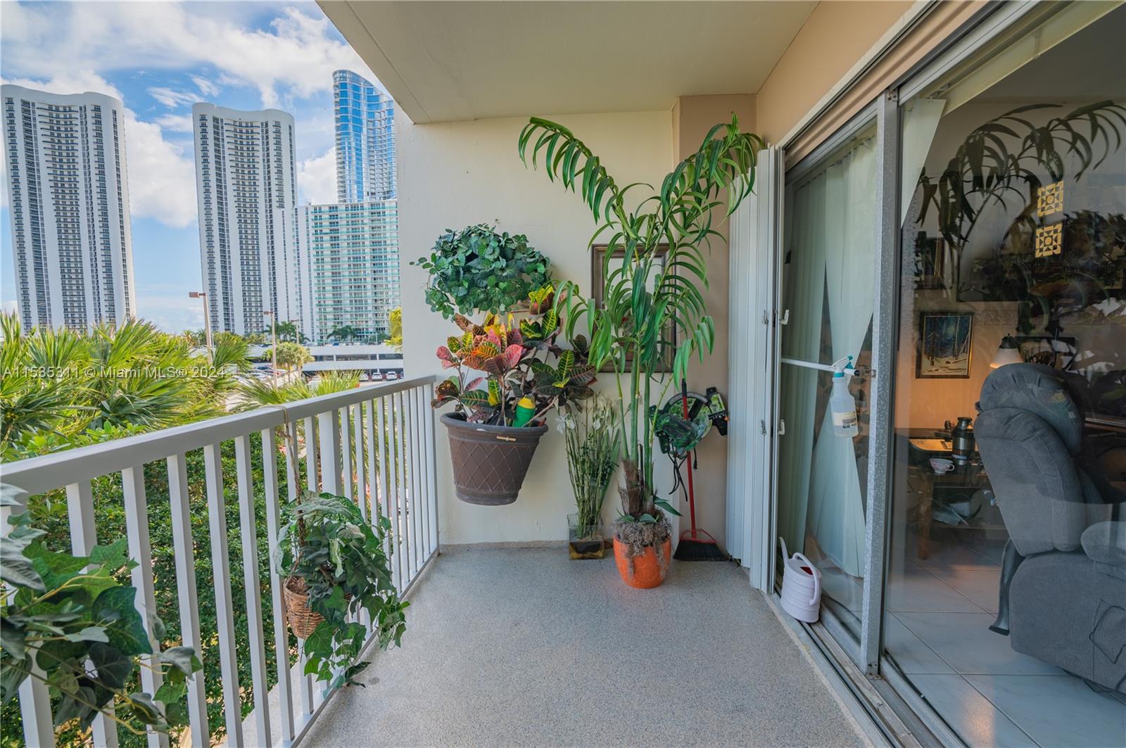 300 Bayview Dr, Sunny Isles Beach, FL, 33160 United States, 1 Bedroom Bedrooms, ,1 BathroomBathrooms,Residential,For Sale,Bayview Dr,A11535311