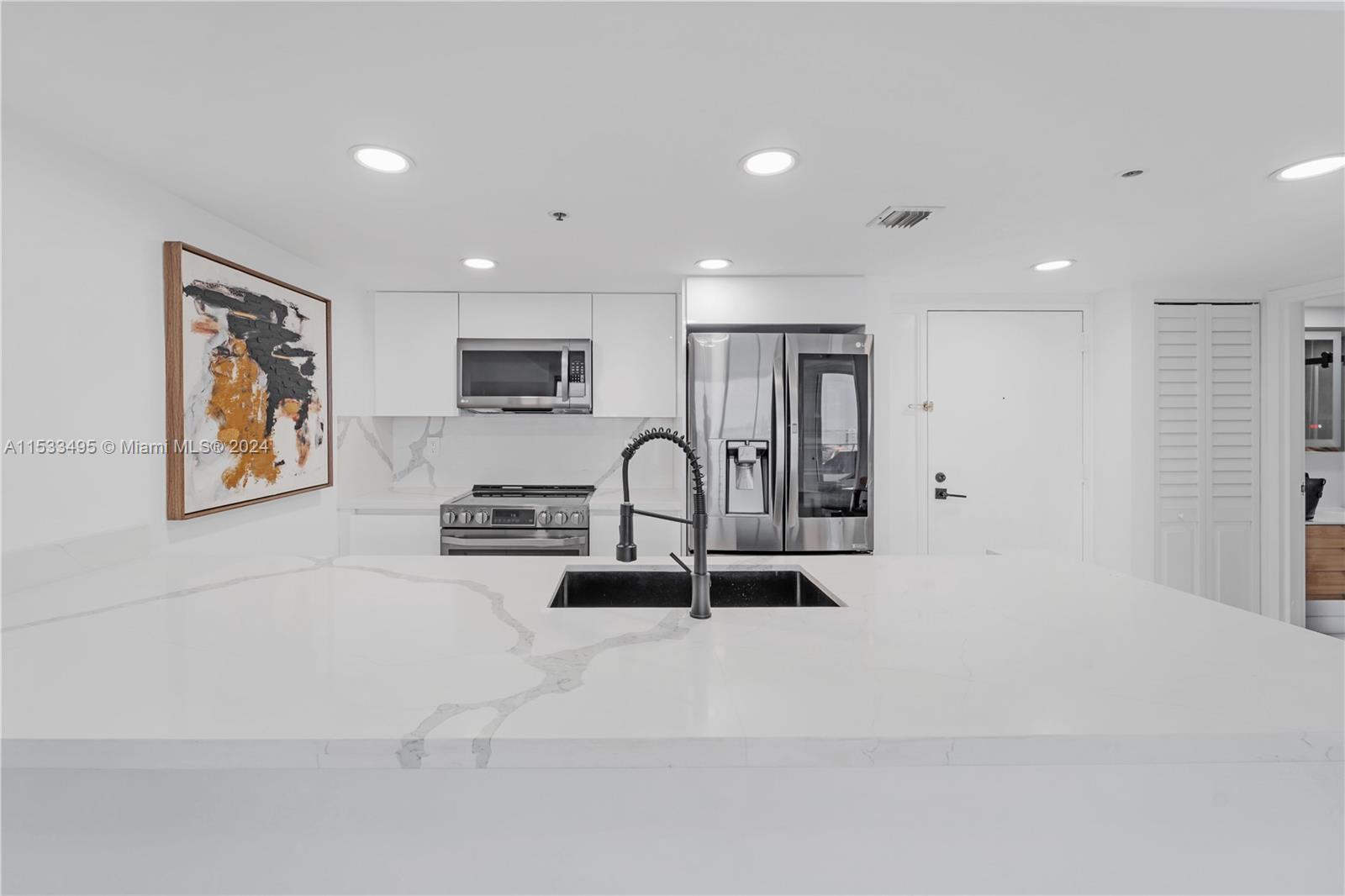 7601 E Treasure Dr 819, North Bay Village, Florida 33141, 2 Bedrooms Bedrooms, ,2 BathroomsBathrooms,Residentiallease,For Rent,7601 E Treasure Dr 819,A11533495