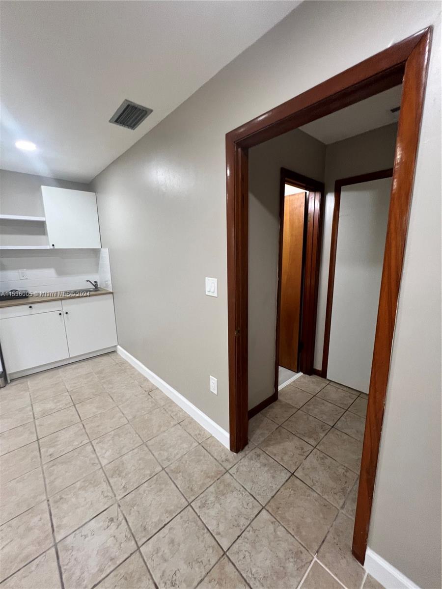 7200 N Oakmont Dr 2, Hialeah, Florida 33015, 1 Bedroom Bedrooms, ,1 BathroomBathrooms,Residentiallease,For Rent,7200 N Oakmont Dr 2,A11536005