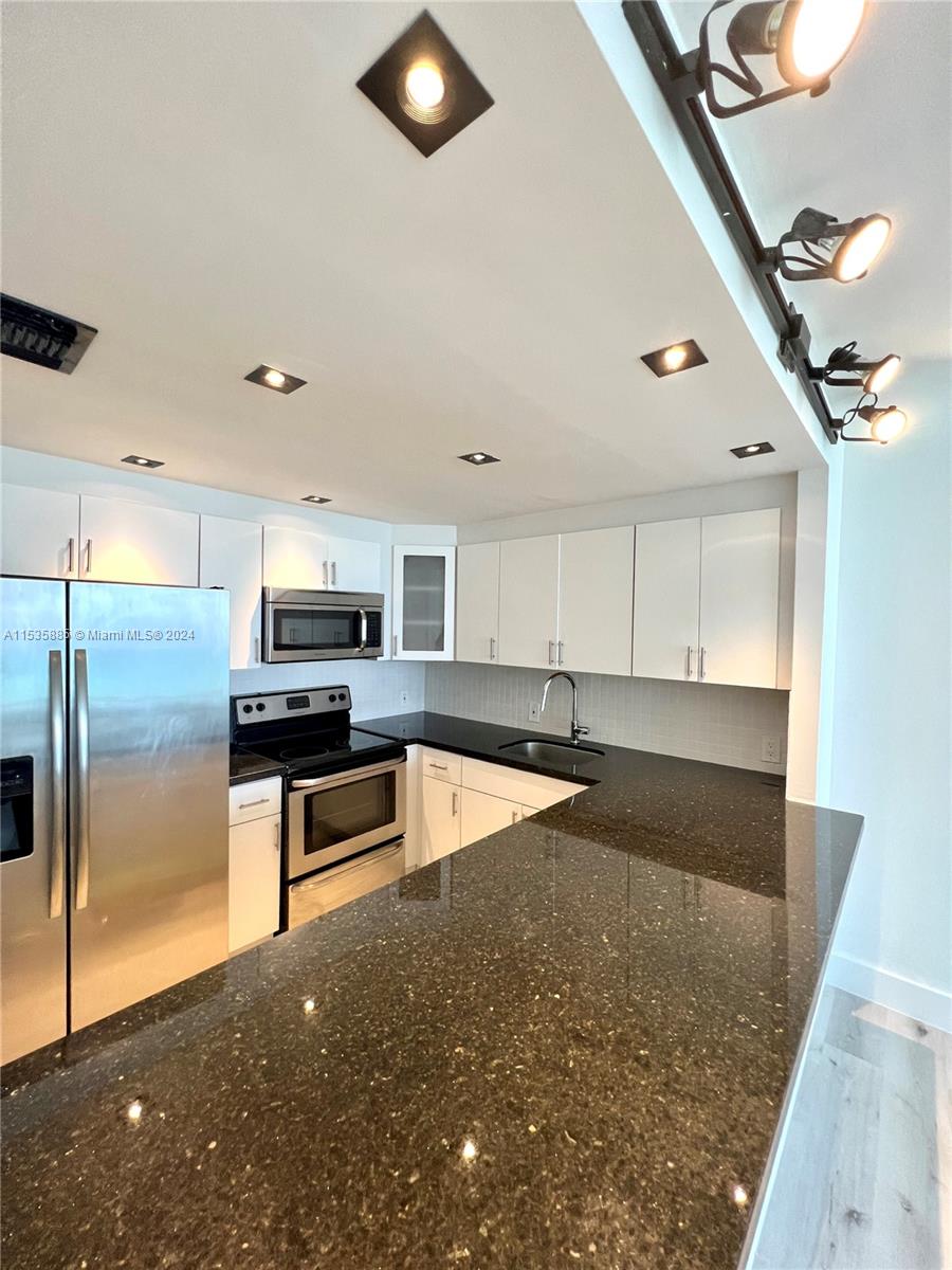 100 Bayview Dr, Sunny Isles Beach, FL, 33160 United States, 1 Bedroom Bedrooms, ,1 BathroomBathrooms,Residential,For Sale,Bayview Dr,A11535885