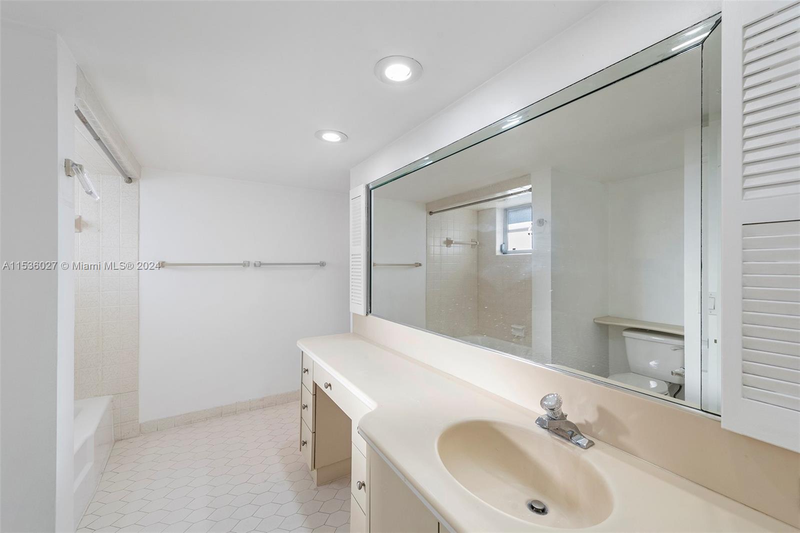 461 Alamanda Dr, Hallandale Beach, Florida 33009, 3 Bedrooms Bedrooms, ,3 BathroomsBathrooms,Residential,For Sale,461 Alamanda Dr,A11536027