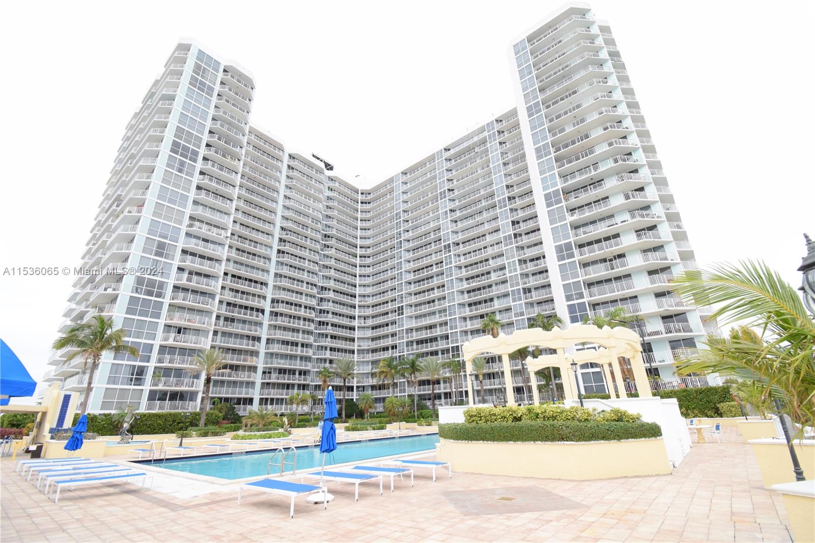 7601 E Treasure Dr PH105, North Bay Village, Florida 33141, 2 Bedrooms Bedrooms, ,2 BathroomsBathrooms,Residentiallease,For Rent,7601 E Treasure Dr PH105,A11536065