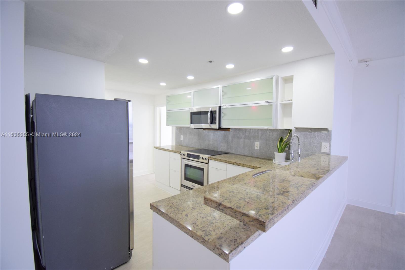 7601 E Treasure Dr PH105, North Bay Village, Florida 33141, 2 Bedrooms Bedrooms, ,2 BathroomsBathrooms,Residentiallease,For Rent,7601 E Treasure Dr PH105,A11536065