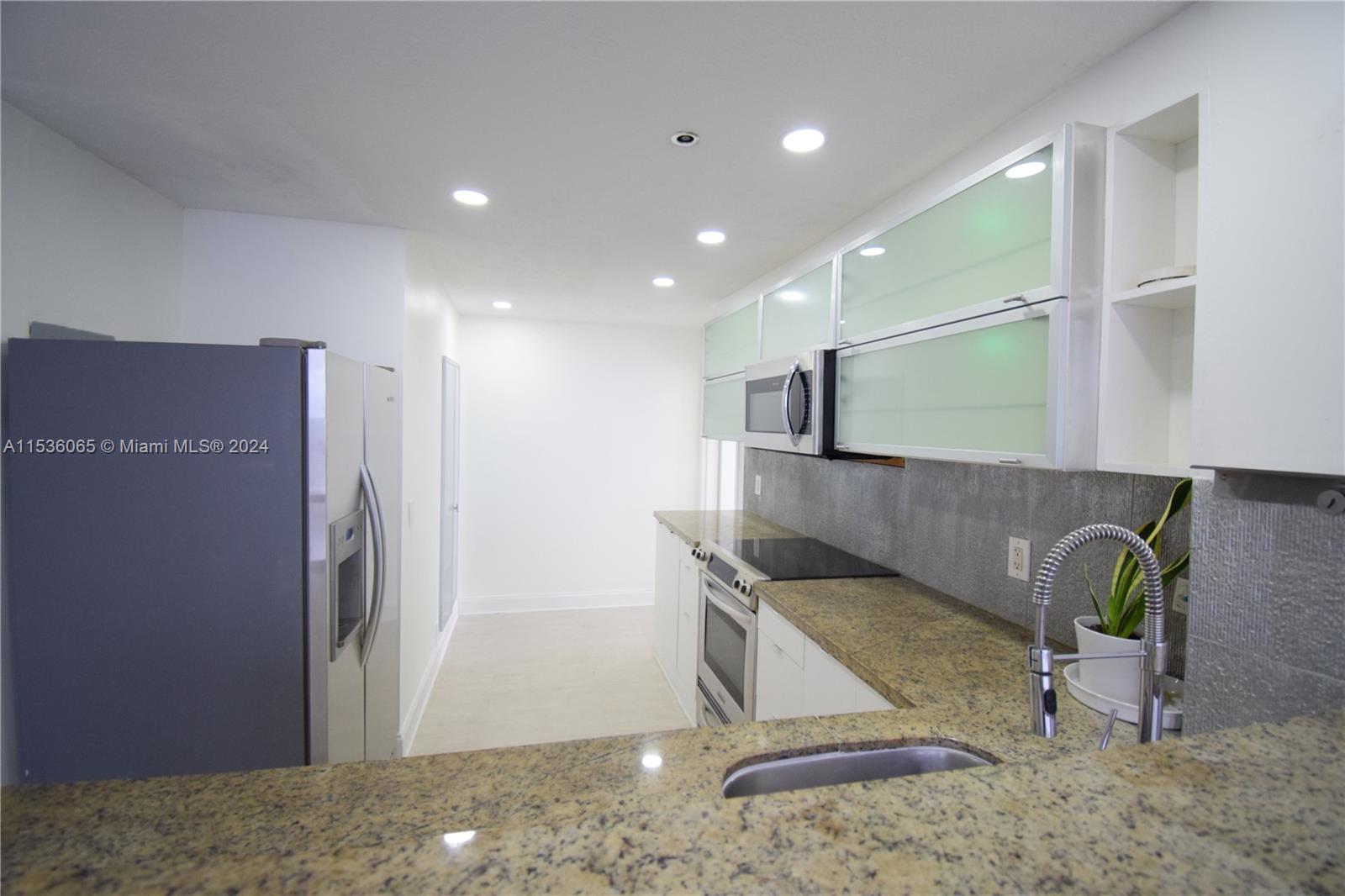 7601 E Treasure Dr PH105, North Bay Village, Florida 33141, 2 Bedrooms Bedrooms, ,2 BathroomsBathrooms,Residentiallease,For Rent,7601 E Treasure Dr PH105,A11536065