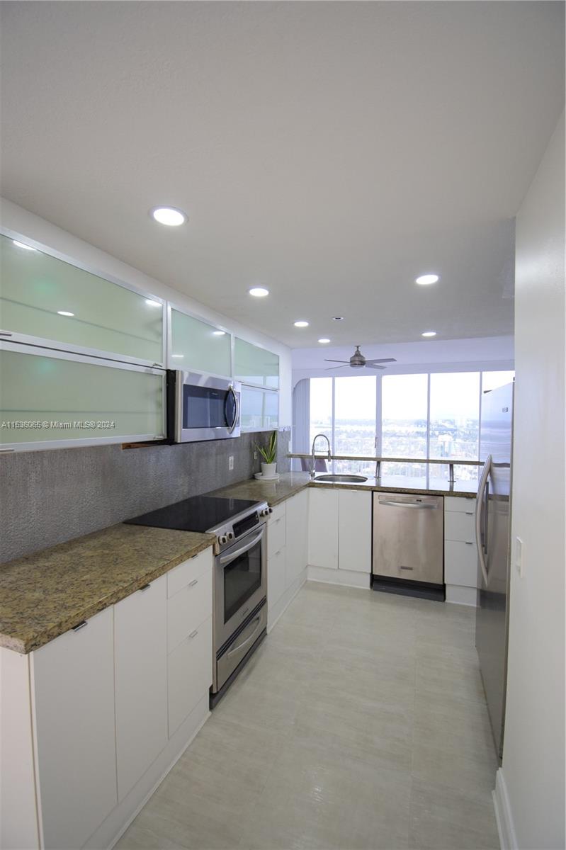 7601 E Treasure Dr PH105, North Bay Village, Florida 33141, 2 Bedrooms Bedrooms, ,2 BathroomsBathrooms,Residentiallease,For Rent,7601 E Treasure Dr PH105,A11536065