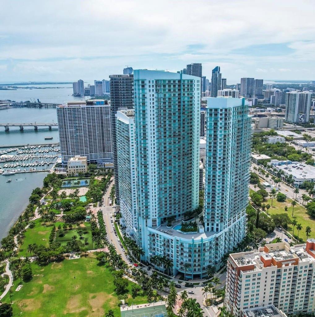 Beautiful  1bd / 1.5 bath + den located  in  Edgewater neighborhood in Miami.  Amenities: 2 pools, gym,  theater, convenience store,  community rooms and more.