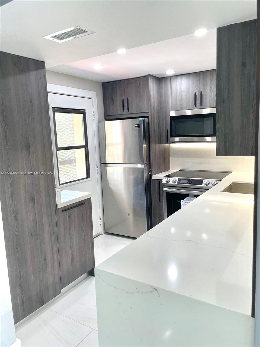 3101 N Country Club Dr 412, Aventura, Florida 33180, 2 Bedrooms Bedrooms, ,2 BathroomsBathrooms,Residentiallease,For Rent,3101 N Country Club Dr 412,A11536092