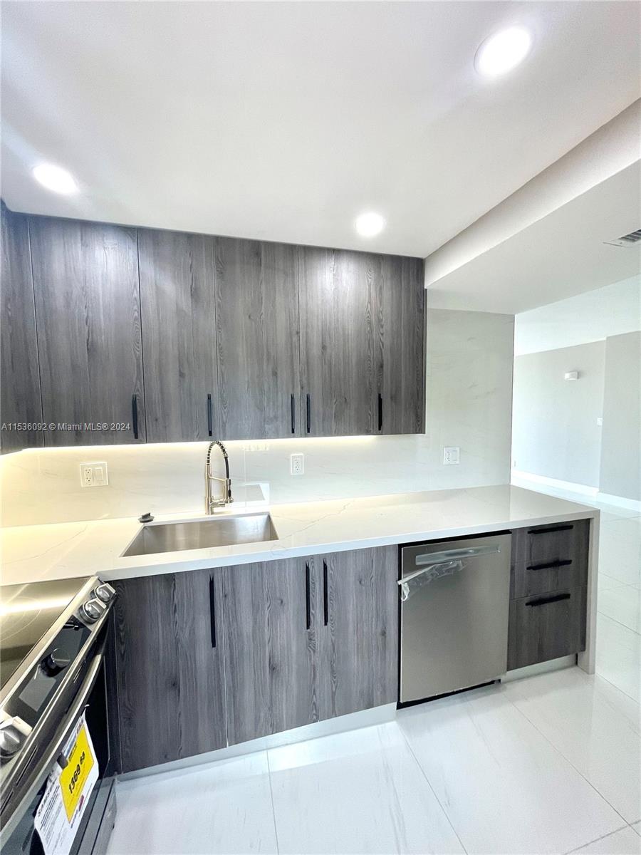 3101 N Country Club Dr 412, Aventura, Florida 33180, 2 Bedrooms Bedrooms, ,2 BathroomsBathrooms,Residentiallease,For Rent,3101 N Country Club Dr 412,A11536092