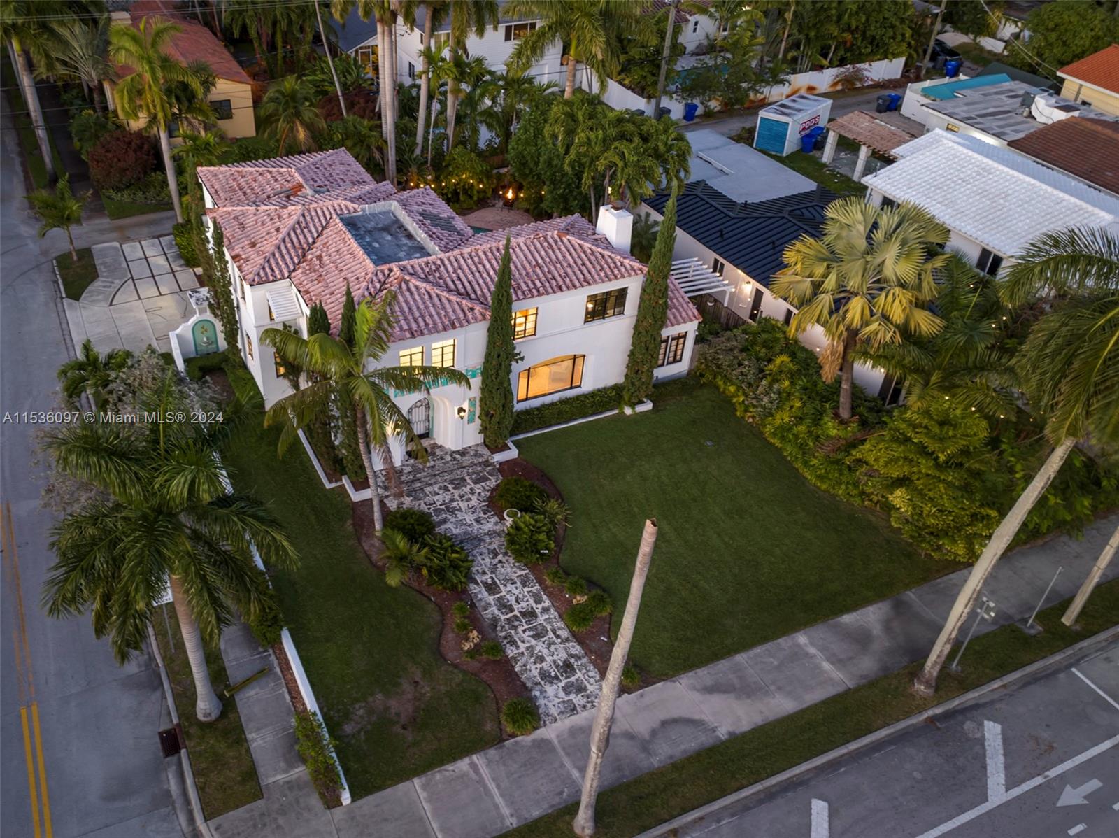1555 Hollywood Blvd, Hollywood, Florida 33020, 7 Bedrooms Bedrooms, ,4 BathroomsBathrooms,Residential,For Sale,1555 Hollywood Blvd,A11536097