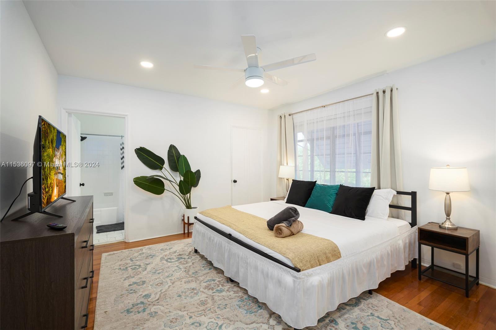 1555 Hollywood Blvd, Hollywood, Florida 33020, 7 Bedrooms Bedrooms, ,4 BathroomsBathrooms,Residential,For Sale,1555 Hollywood Blvd,A11536097