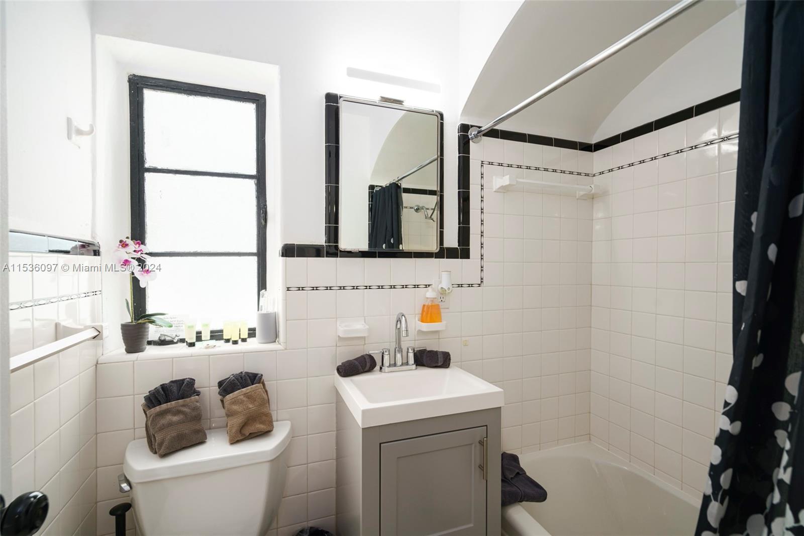 1555 Hollywood Blvd, Hollywood, Florida 33020, 7 Bedrooms Bedrooms, ,4 BathroomsBathrooms,Residential,For Sale,1555 Hollywood Blvd,A11536097