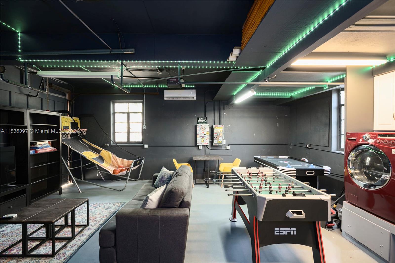 1555 Hollywood Blvd, Hollywood, Florida 33020, 7 Bedrooms Bedrooms, ,4 BathroomsBathrooms,Residential,For Sale,1555 Hollywood Blvd,A11536097