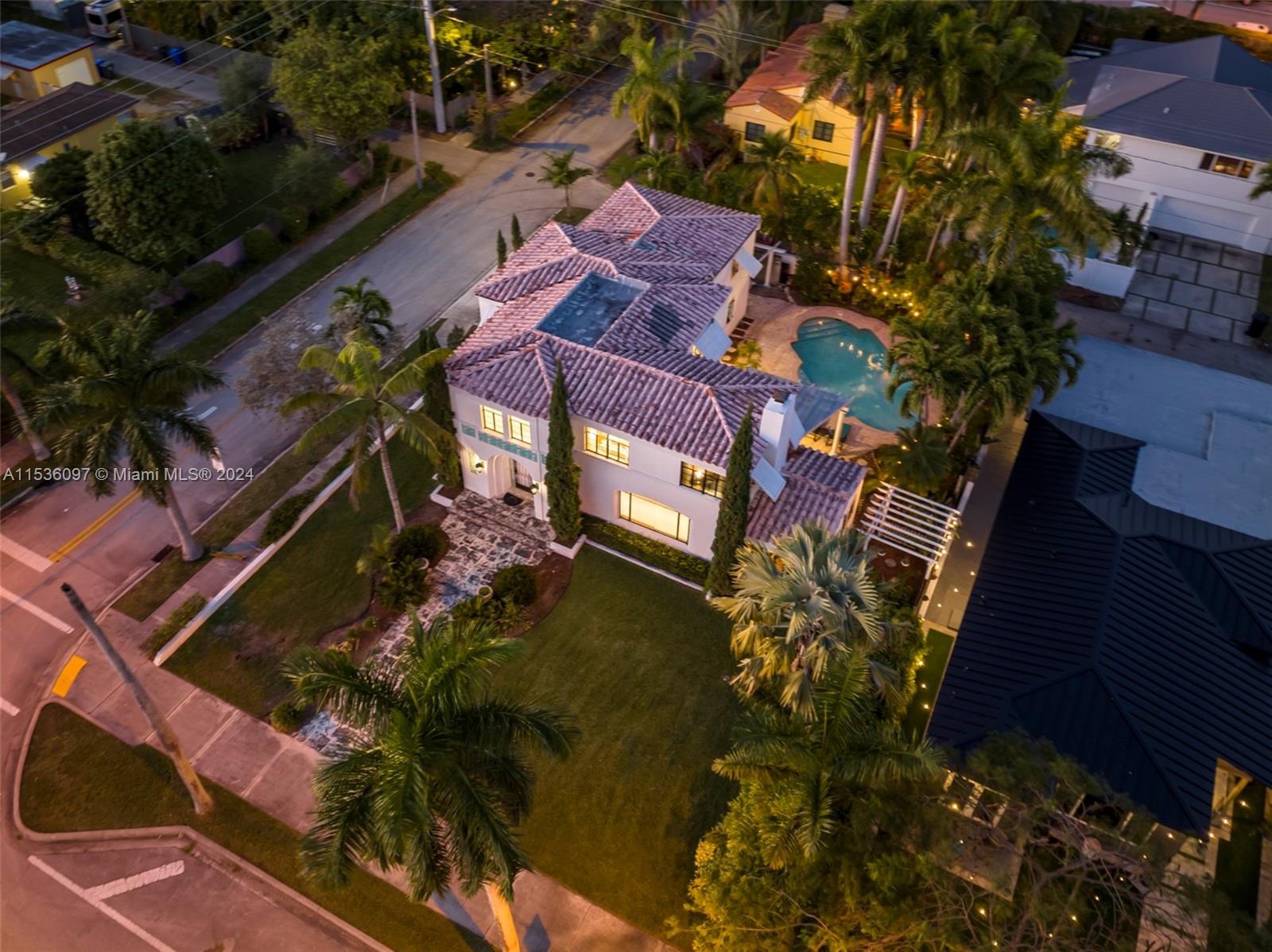 1555 Hollywood Blvd, Hollywood, Florida 33020, 7 Bedrooms Bedrooms, ,4 BathroomsBathrooms,Residential,For Sale,1555 Hollywood Blvd,A11536097