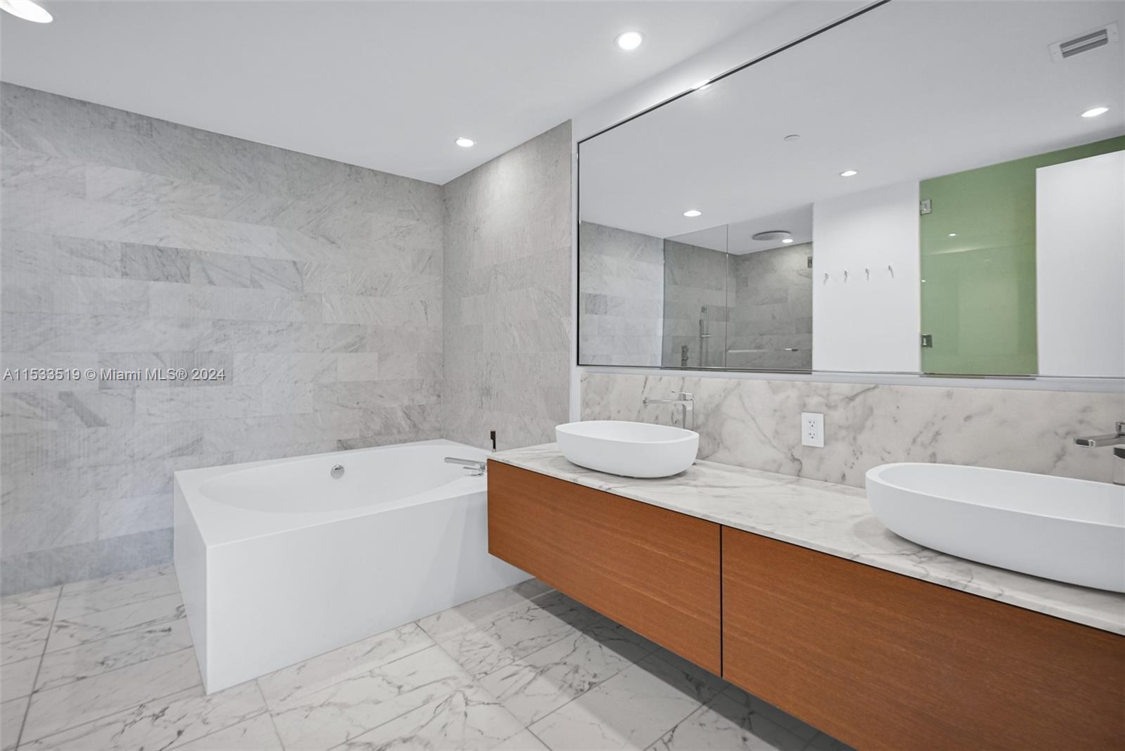 10203 Collins Ave 1002, Bal Harbour, FL 33154, 2 Bedrooms Bedrooms, ,3 BathroomsBathrooms,Residential,For Sale,Collins Ave,A11533519