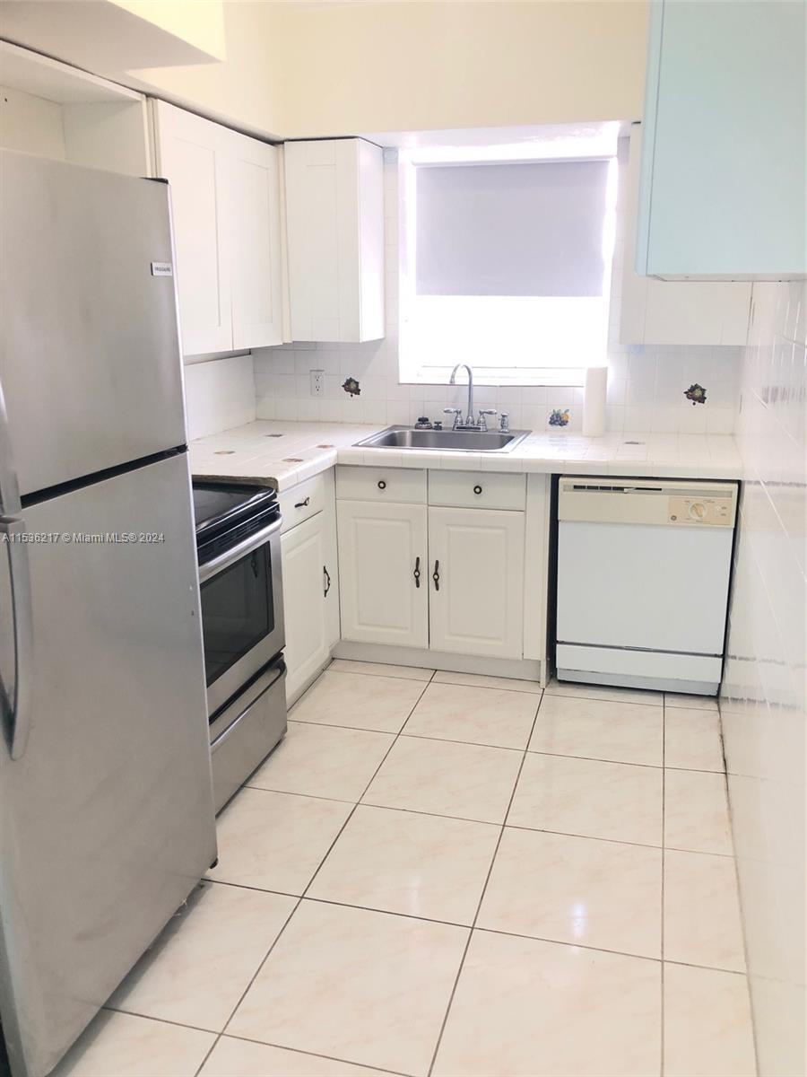 462 Golden Isles Dr 308, Hallandale Beach, Florida 33009, 1 Bedroom Bedrooms, ,1 BathroomBathrooms,Residentiallease,For Rent,462 Golden Isles Dr 308,A11536217