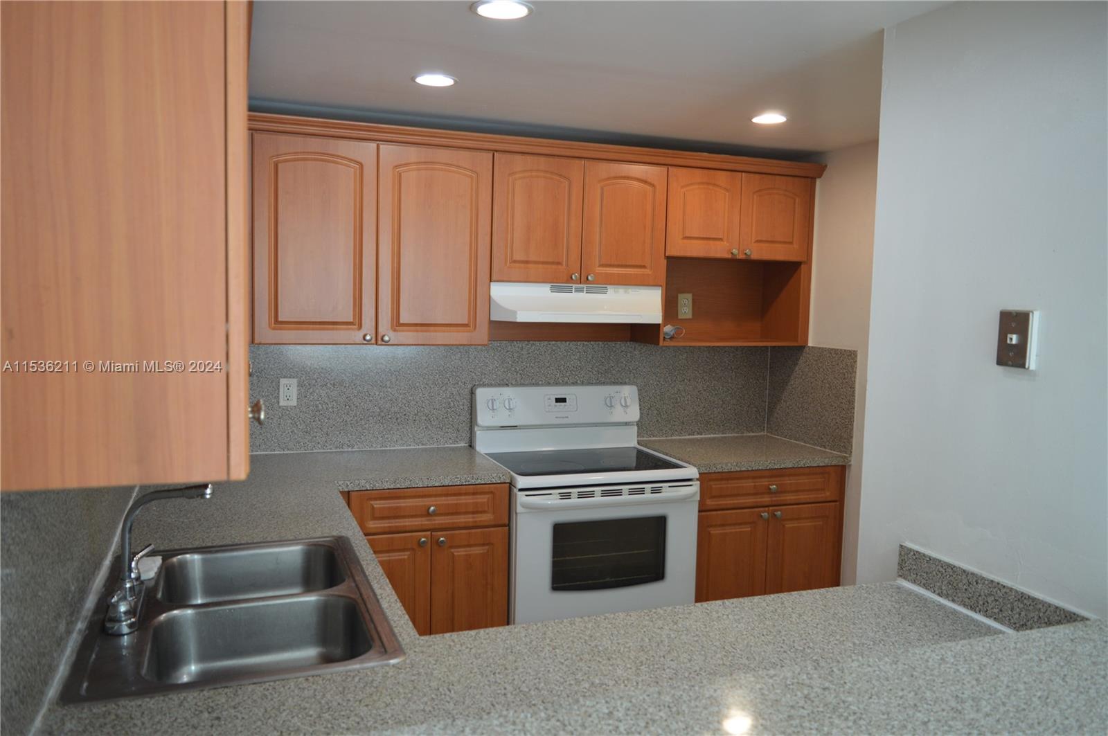 6960 Miami Gardens Dr 2-222, Hialeah, Florida 33015, 2 Bedrooms Bedrooms, ,2 BathroomsBathrooms,Residentiallease,For Rent,6960 Miami Gardens Dr 2-222,A11536211