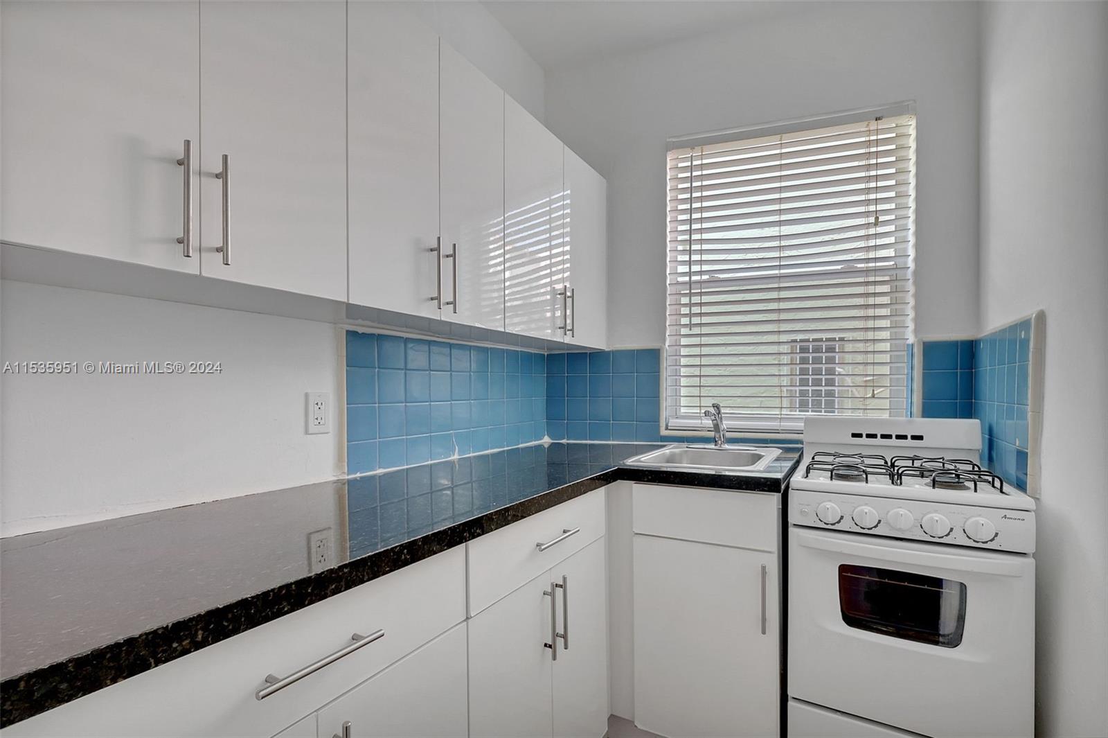 315 W 28th St 12, Miami Beach, Florida 33140, 1 Bedroom Bedrooms, ,1 BathroomBathrooms,Residentiallease,For Rent,315 W 28th St 12,A11535951