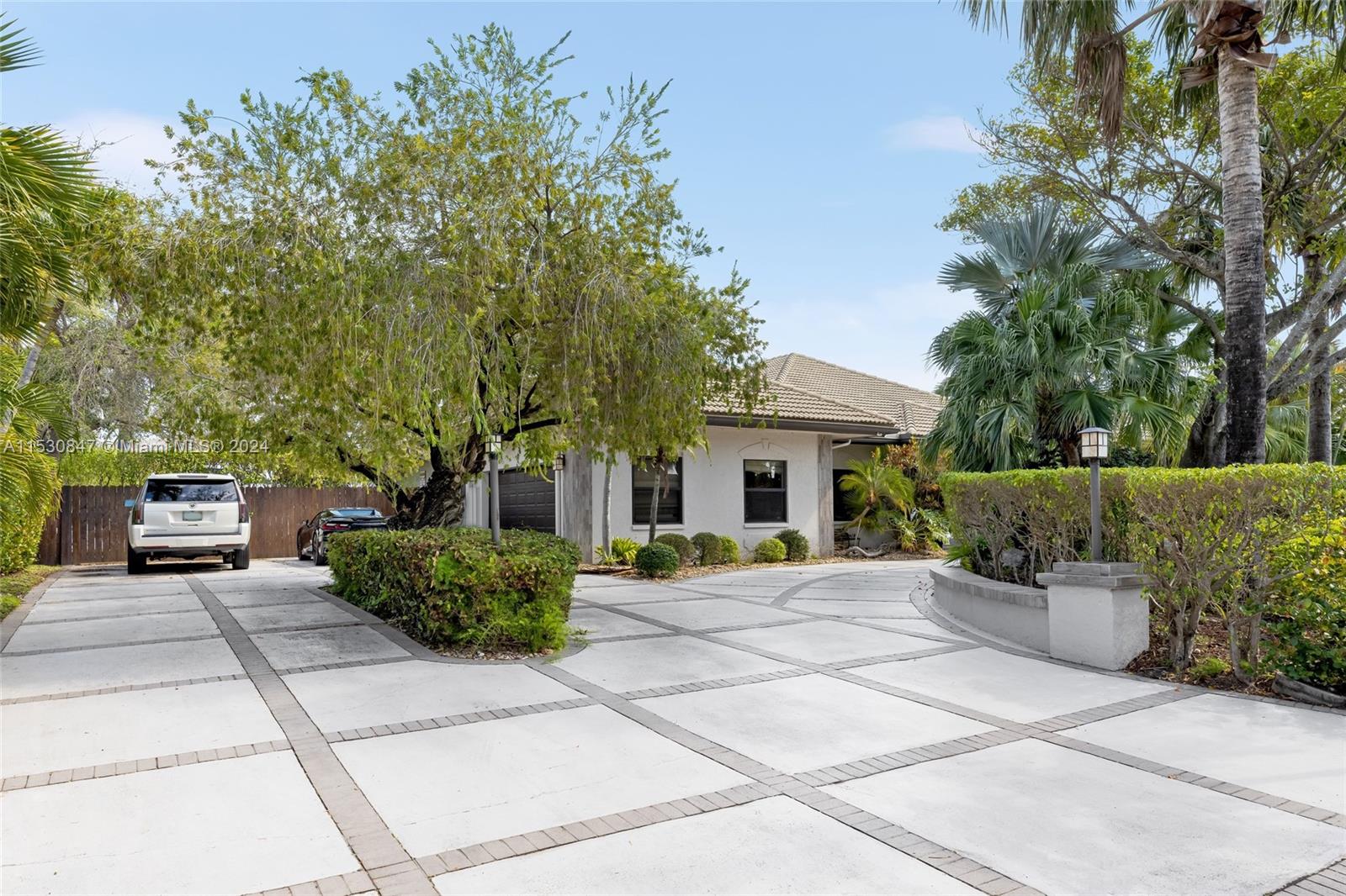 655 Hibiscus Dr, Hallandale Beach, Florida 33009, 6 Bedrooms Bedrooms, ,5 BathroomsBathrooms,Residential,For Sale,655 Hibiscus Dr,A11530847