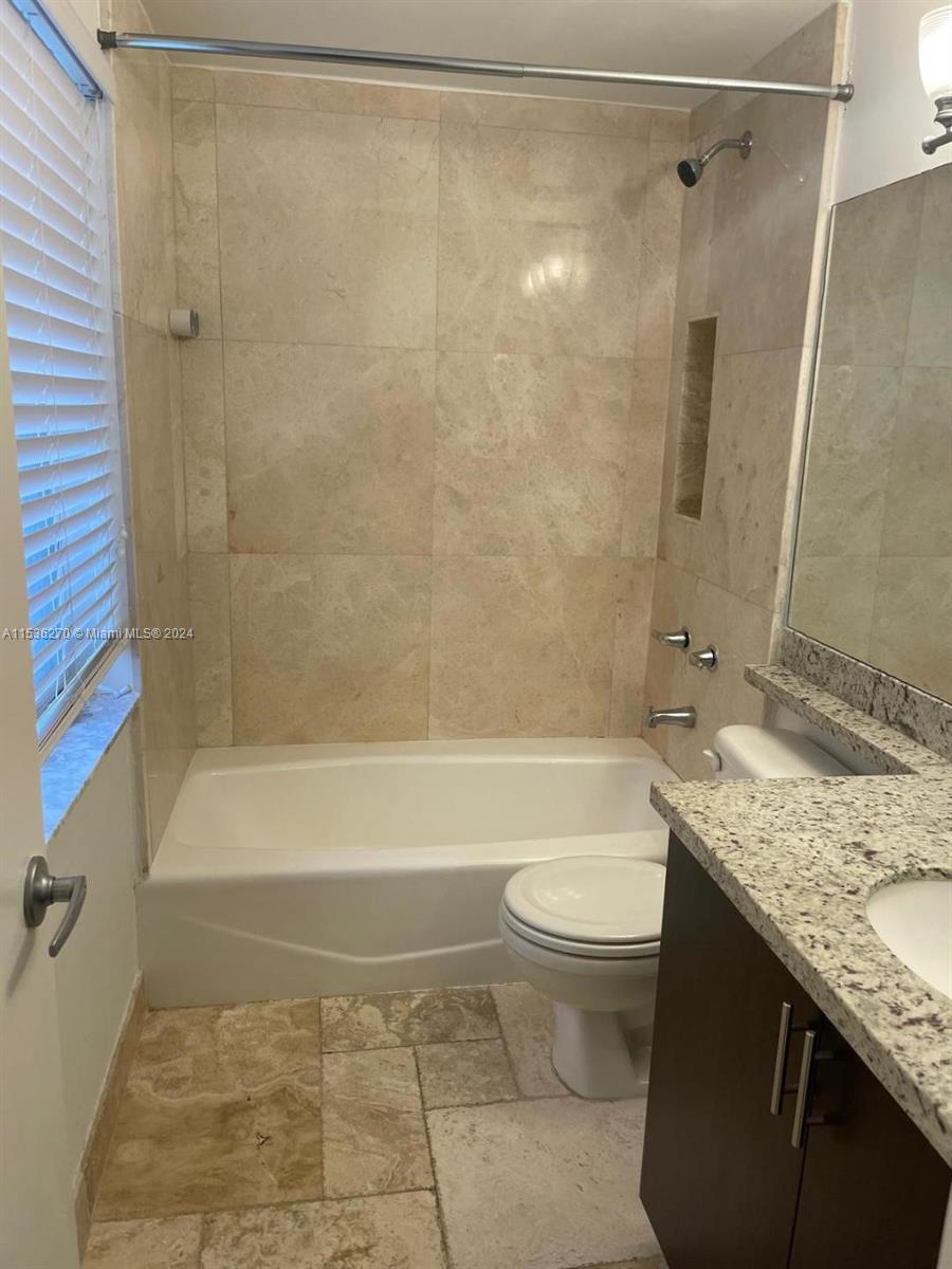 261 Navarre Ave C-4, Coral Gables, Florida 33134, 2 Bedrooms Bedrooms, ,2 BathroomsBathrooms,Residentiallease,For Rent,261 Navarre Ave C-4,A11536270