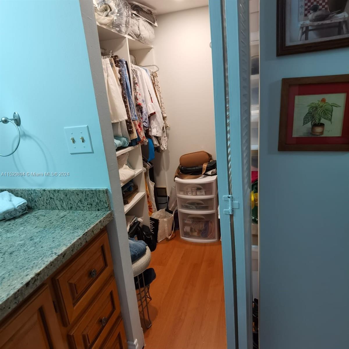 MASTER WALKING CLOSET