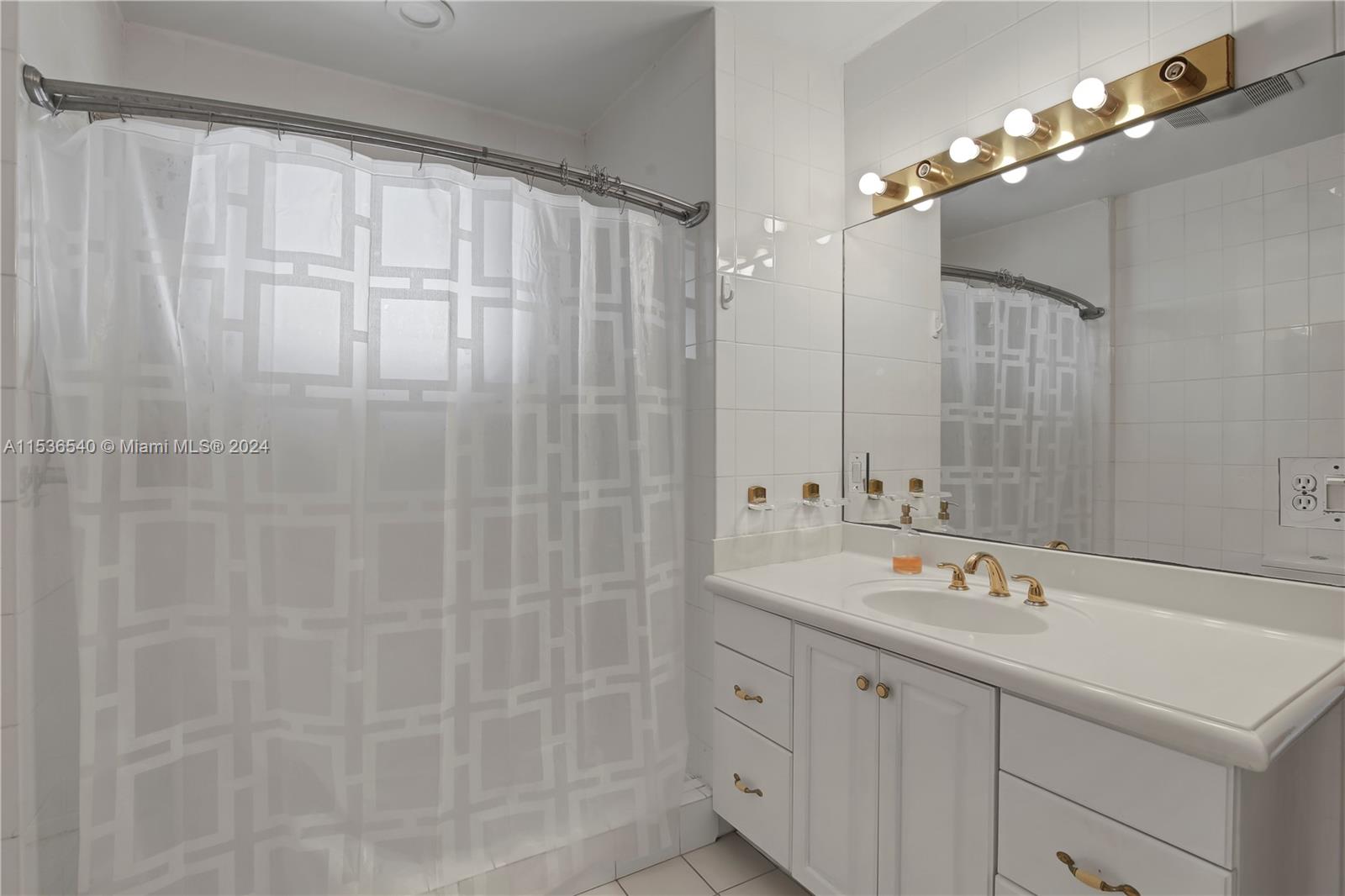 319 Walnut St 319, Hollywood, Florida 33019, 3 Bedrooms Bedrooms, ,2 BathroomsBathrooms,Residentiallease,For Rent,319 Walnut St 319,A11536540