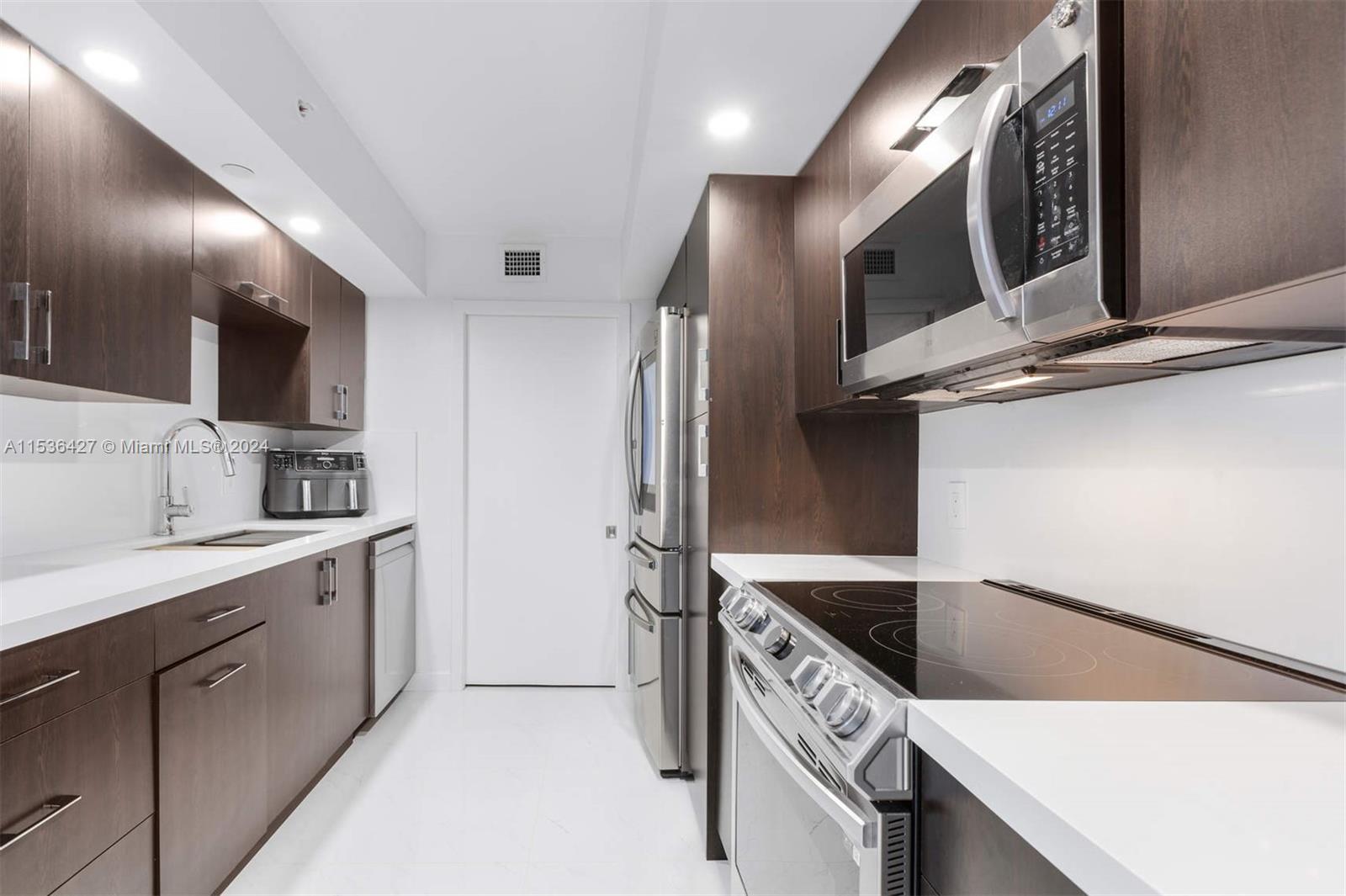 6917 Collins Ave 906, Miami Beach, Florida 33141, 1 Bedroom Bedrooms, ,1 BathroomBathrooms,Residentiallease,For Rent,6917 Collins Ave 906,A11536427