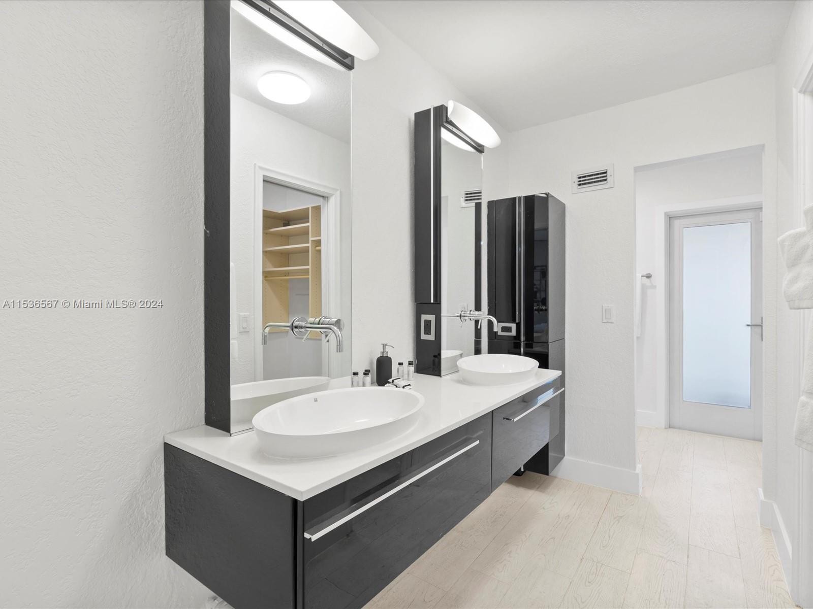 3721 N 55th Ave, Hollywood, Florida 33021, 5 Bedrooms Bedrooms, ,2 BathroomsBathrooms,Residentiallease,For Rent,3721 N 55th Ave,A11536567