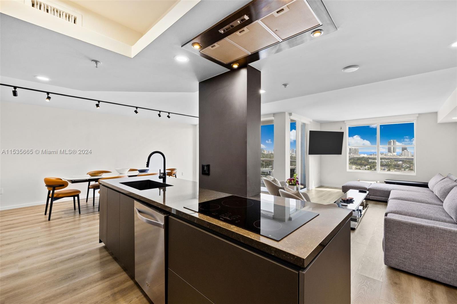 1800 Sunset Harbour Dr 1807, Miami Beach, Florida 33139, 2 Bedrooms Bedrooms, ,2 BathroomsBathrooms,Residentiallease,For Rent,1800 Sunset Harbour Dr 1807,A11535665