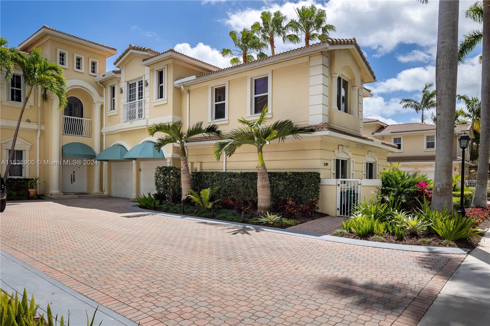 21103 NE 38th Ave 77, Aventura, Florida 33180, 3 Bedrooms Bedrooms, ,3 BathroomsBathrooms,Residentiallease,For Rent,21103 NE 38th Ave 77,A11536900