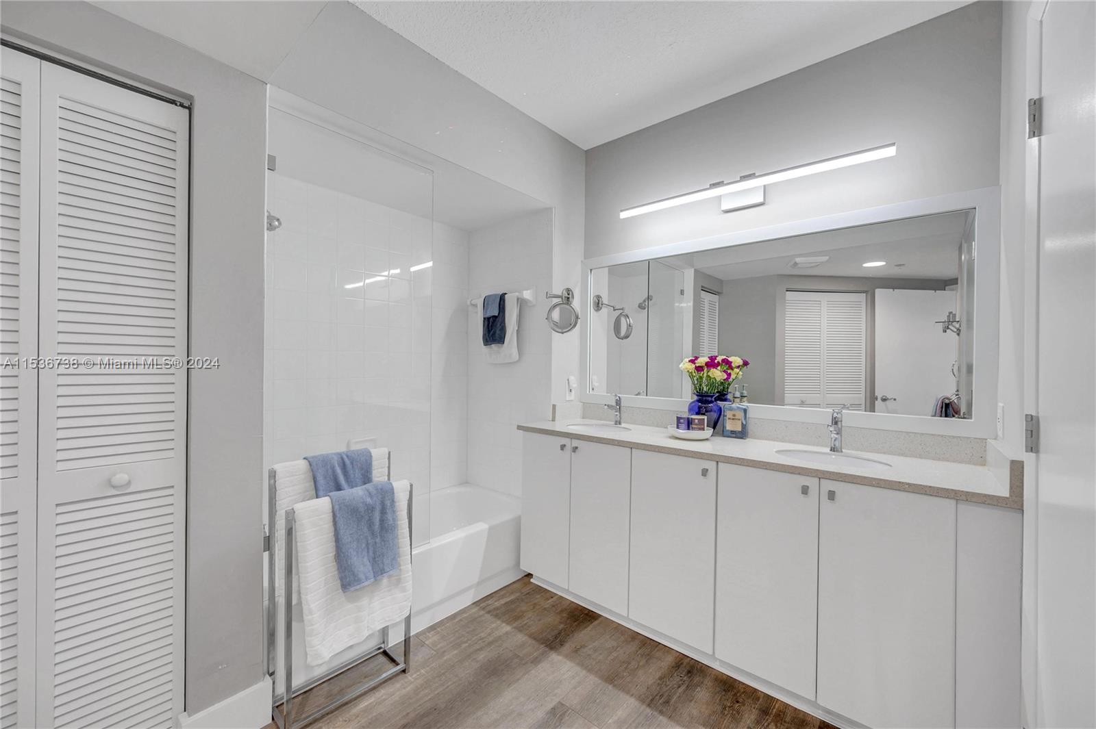 Tub/Shower combo, Dual Sinks