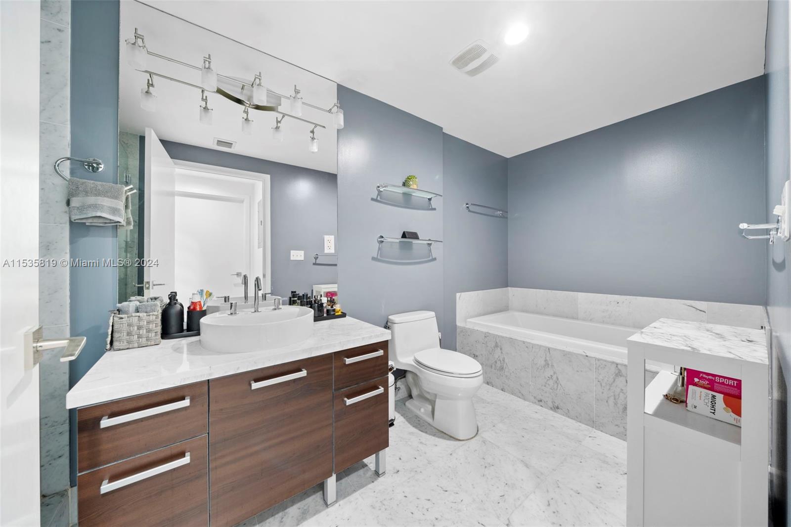 253 NE 2nd St 1907, Miami, Florida 33132, 1 Bedroom Bedrooms, ,1 BathroomBathrooms,Residentiallease,For Rent,253 NE 2nd St 1907,A11535819