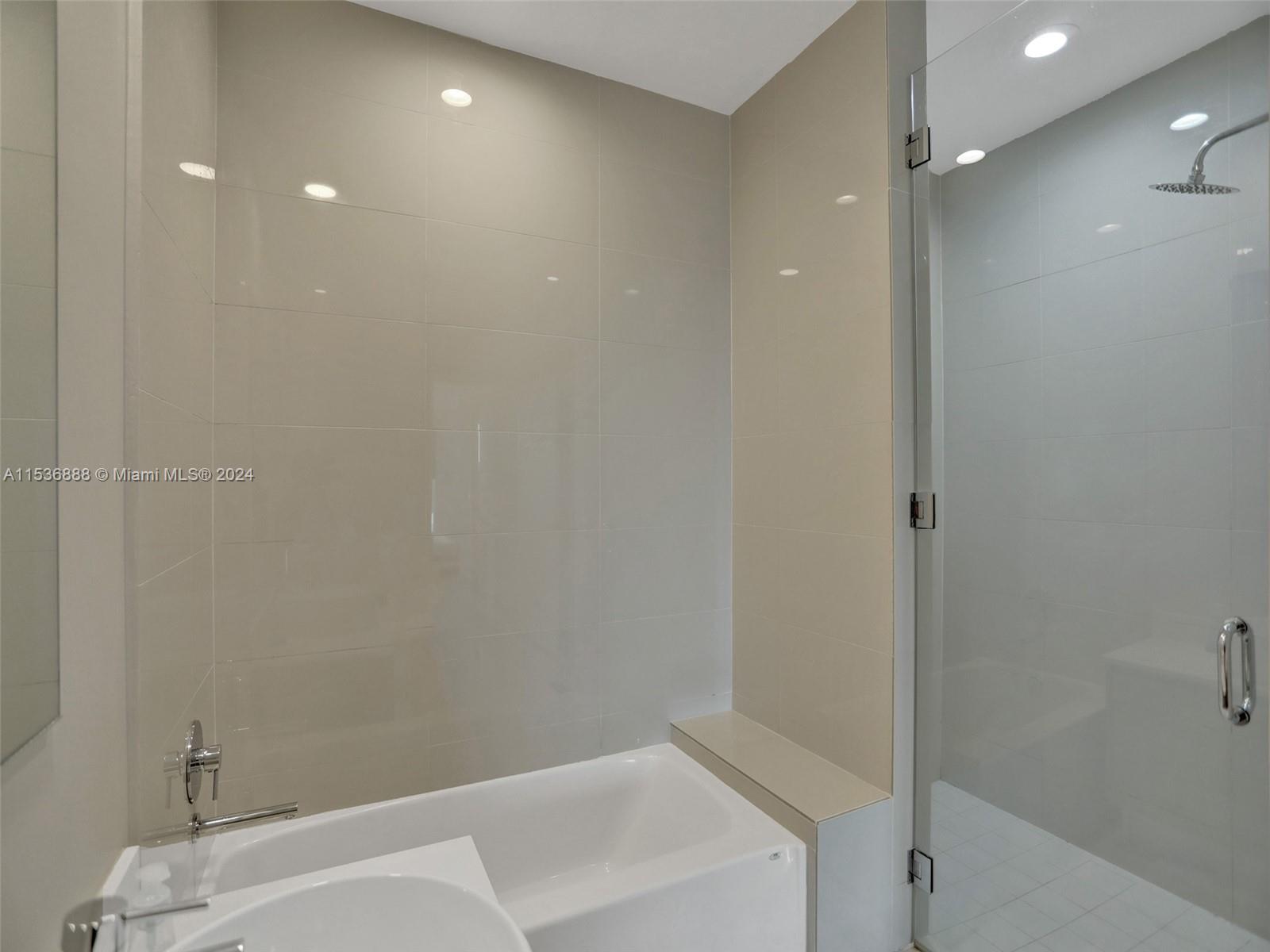121 NE 34th St PH3204, Miami, Florida 33137, 4 Bedrooms Bedrooms, ,4 BathroomsBathrooms,Residentiallease,For Rent,121 NE 34th St PH3204,A11536888
