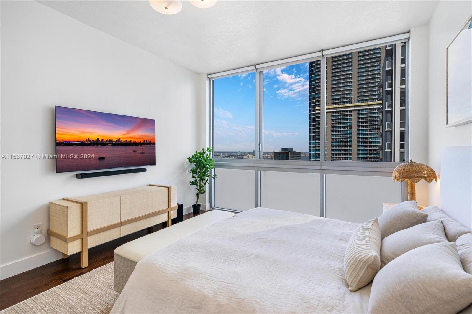 1050 Brickell Ave 3402, Miami, Florida 33131, 3 Bedrooms Bedrooms, ,3 BathroomsBathrooms,Residentiallease,For Rent,1050 Brickell Ave 3402,A11537027